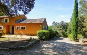 Maisons de vacances 6 Bedroom Amazing Home In Entrecasteaux : photos des chambres