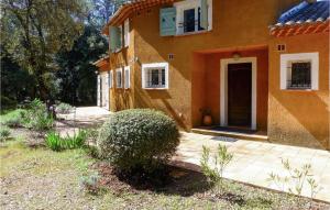 Maisons de vacances 6 Bedroom Amazing Home In Entrecasteaux : photos des chambres