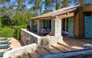 Maisons de vacances 6 Bedroom Amazing Home In Entrecasteaux : photos des chambres