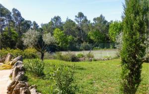 Maisons de vacances 6 Bedroom Amazing Home In Entrecasteaux : photos des chambres