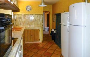 Maisons de vacances 6 Bedroom Amazing Home In Entrecasteaux : photos des chambres