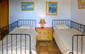 Maisons de vacances 6 Bedroom Amazing Home In Entrecasteaux : photos des chambres