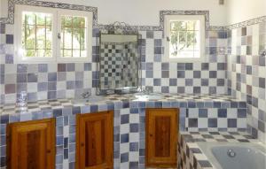 Maisons de vacances 6 Bedroom Amazing Home In Entrecasteaux : photos des chambres