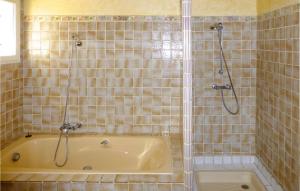 Maisons de vacances 6 Bedroom Amazing Home In Entrecasteaux : photos des chambres