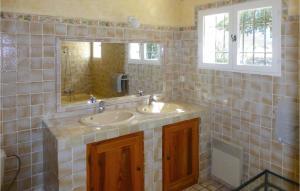 Maisons de vacances 6 Bedroom Amazing Home In Entrecasteaux : photos des chambres