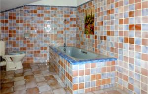 Maisons de vacances 6 Bedroom Amazing Home In Entrecasteaux : photos des chambres