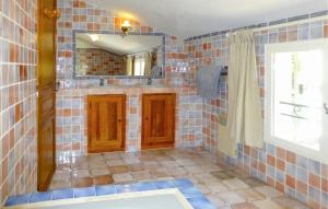 Maisons de vacances 6 Bedroom Amazing Home In Entrecasteaux : Maison de Vacances Six Chambres