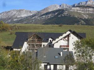 Joli studio rénové 4 pers. avec balcon et WIFI - 10 min à pied du village, parking privatif - FR-1-689-3
