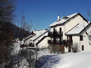 Joli studio rénové 4 pers. avec balcon et WIFI - 10 min à pied du village, parking privatif - FR-1-689-3