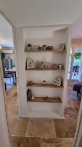 Appartements Appartement lumineux avec acces jardin et piscine chauffee : photos des chambres