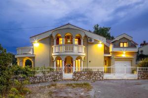 Charming Villa Rea with heated pool