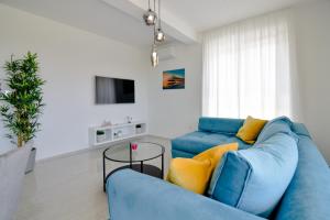 Villa La Perla with pool