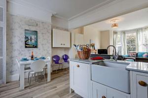 Dizzy Heights Swanage Sleeps 10 with Amazing Views