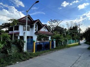 Charming 3-Bedroom Country Farm Home Pool ParkSprings Lipa