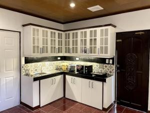 Charming 3-Bedroom Country Farm Home Pool ParkSprings Lipa