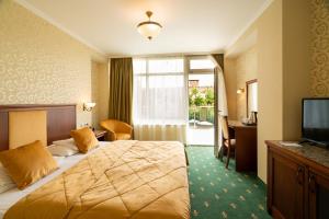 Deluxe Double Room with Balcony room in Elizabeth Hotel