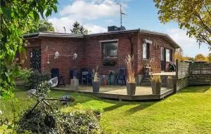 3 Bedroom Cozy Home In Svanesund - Buvik