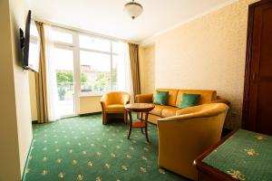 Junior Suite with Garden View room in Elizabeth Hotel