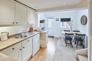 Host & Stay - Waterlily Cottage