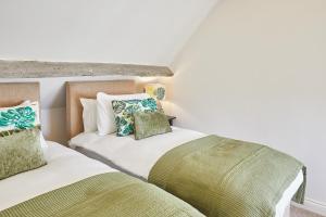 Host & Stay - Waterlily Cottage