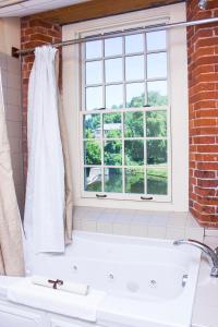 King Suite room in Common Man Inn & Restaurant Claremont