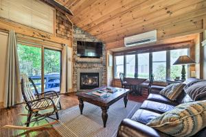 Sapphire Corner Unit Townhome about 1 Mi to Lake! - 3hvězdičkové hotely ve městě Sapphire