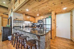 Sapphire Corner Unit Townhome about 1 Mi to Lake!