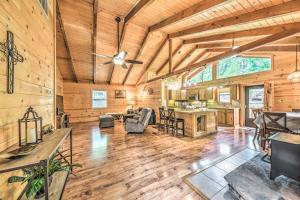 Updated Ruidoso Cabin with Spacious Deck and View