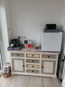 Contemporary one bed studio. Sea views and parking