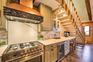 Near Hiking Trails Beech Mountain Home with Deck!