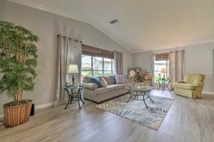 Inviting Lady Lake House In the Village!