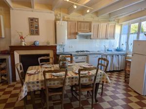 Maisons de vacances Gite Cellefrouin, 4 pieces, 6 personnes - FR-1-653-22 : photos des chambres