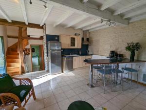 Maisons de vacances Gite Chadurie, 3 pieces, 5 personnes - FR-1-653-61 : photos des chambres