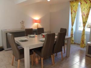 Maisons de vacances Gite Salles-Lavalette, 3 pieces, 6 personnes - FR-1-653-78 : photos des chambres