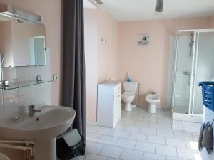 Maisons de vacances Gite Salles-Lavalette, 3 pieces, 6 personnes - FR-1-653-78 : photos des chambres