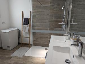 Maisons de vacances Gite Puyreaux, 3 pieces, 4 personnes - FR-1-653-98 : photos des chambres