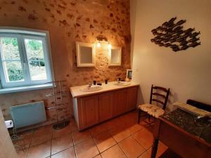 Maisons de vacances Charmante maison renovee avec jardin clos, a proximite de sites pittoresques et de loisirs aquatiques - FR-1-653-132 : photos des chambres
