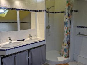 Maisons de vacances Maison familiale avec grand jardin pres du Perigord - 3 chambres, WIFI et velos fournis - FR-1-653-171 : photos des chambres