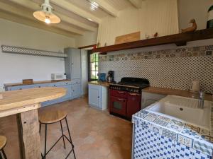 Maison spacieuse avec piscine chauffée, jardin clos, terrasses, cheminée, et équipements bébé inclus. - FR-1-653-183