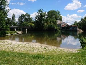 Maison rénovée près dAngoulême avec jardin privé - FR-1-653-208