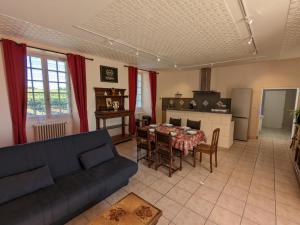 Maisons de vacances Gite Cherves-Richemont, 3 pieces, 5 personnes - FR-1-653-205 : photos des chambres