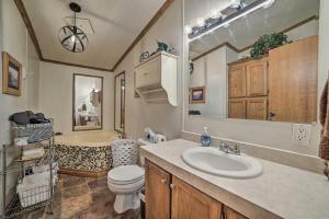 Cozy Hale Home Between Long & Loon Lakes!