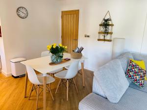 Salt Yard Apartment, Parking and Terrace, Whitstable
