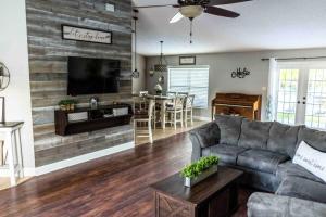 Modern 3BR Home, Saltwater Pool, Fenced Yard - 4hvězdičkové hotely ve městě Spring Hill