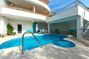 Family friendly apartments with a swimming pool Brela, Makarska - 20065