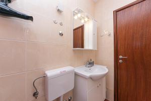 Family-friendly apartments with swimming pool Brela, Makarska - 20065