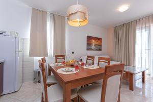 Family-friendly apartments with swimming pool Brela, Makarska - 20065