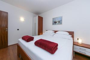 Family-friendly apartments with swimming pool Brela, Makarska - 20066