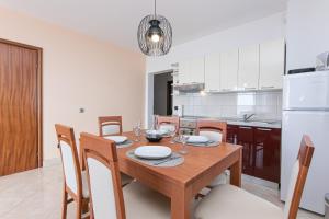 Family-friendly apartments with swimming pool Brela, Makarska - 20066