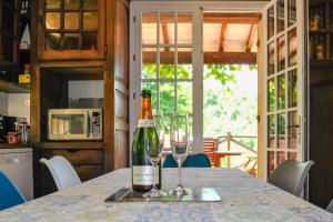 Maisons de vacances Old farmhouse and orchard situated in the middle of nature in a quiet area : photos des chambres